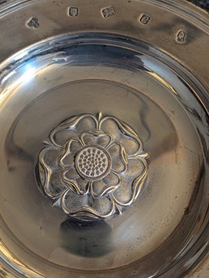 Lot 15 - A pair of Silver Jubilee 'Tudor Rose' dishes