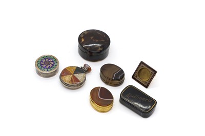 Lot 385 - A collection of snuff boxes