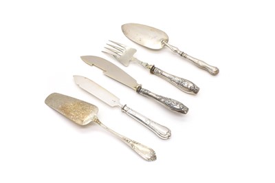 Lot 27 - A group of silver handled serving flatware