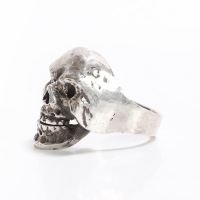 Lot 271 - A silver skull ring