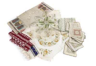 Lot 549 - A collection of table linens and lace