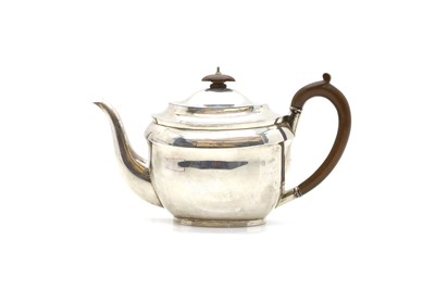 Lot 9 - A silver teapot