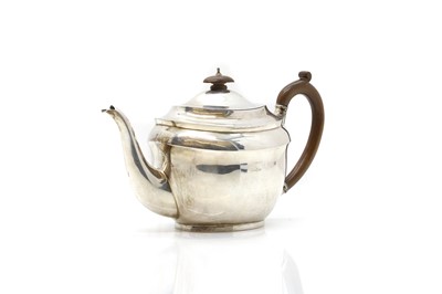 Lot 9 - A silver teapot