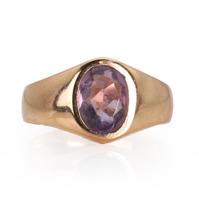 Lot 135 - An amethyst single stone ring