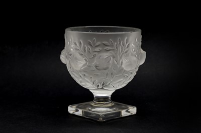 Lot 292 - A Lalique glass 'Elizabeth' urn