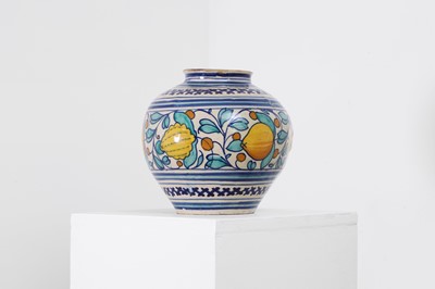 Lot 227 - A Venetian style maiolica jar