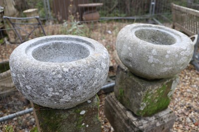 Lot 781 - A pair of stone urns