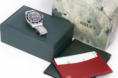 Lot 354 - A gentlemen's stainless steel Rolex Submariner automatic bracelet watch, c.1993