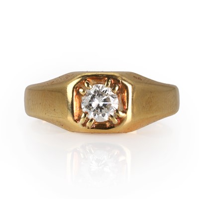 Lot 34 - An 18ct gold diamond signet ring