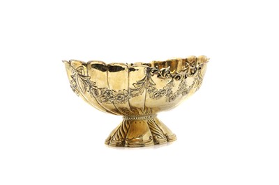 Lot 27 - A Victorian silver gilt presentation bowl