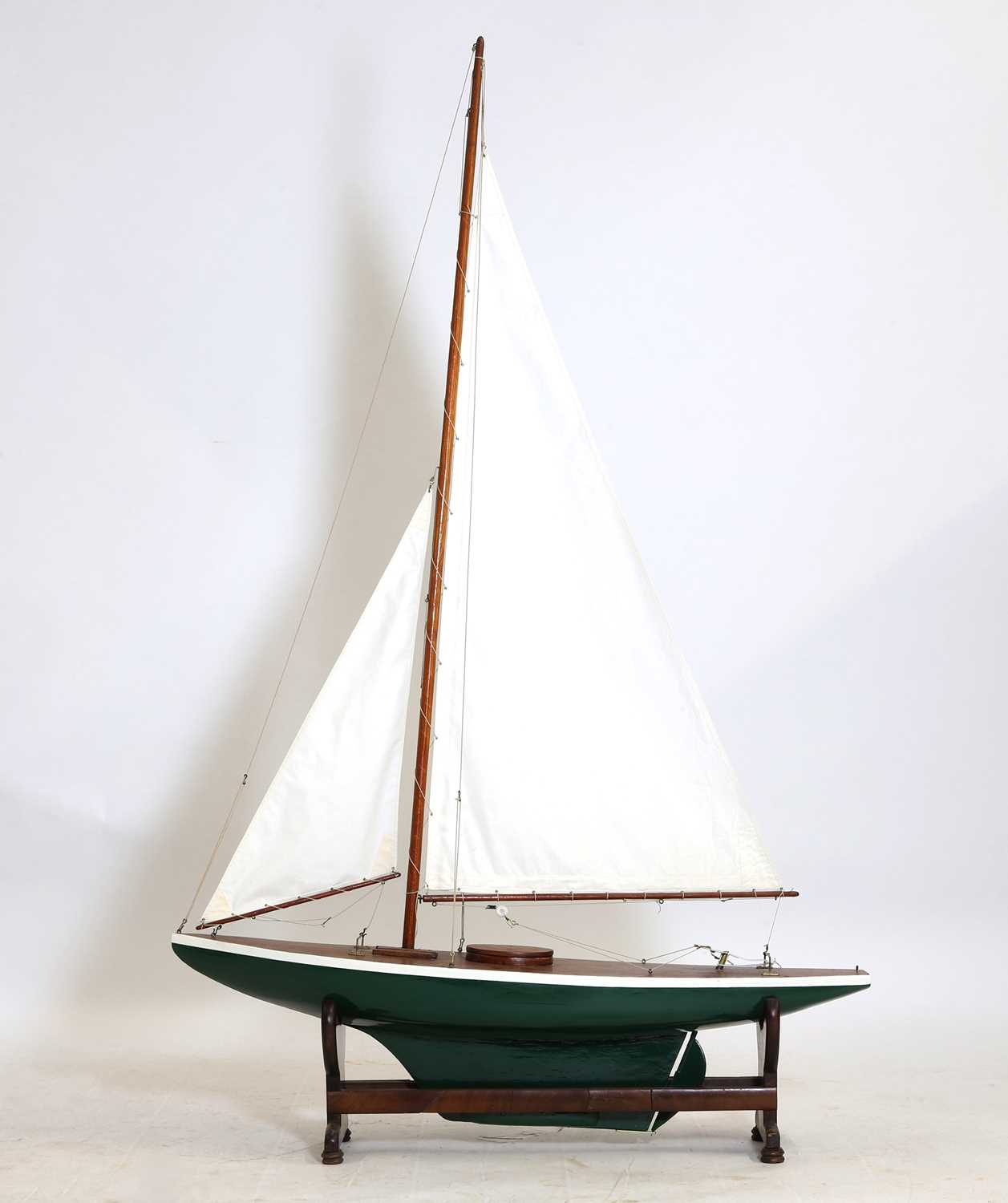 Lot 282 - A sailing pond yacht