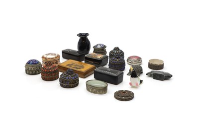 Lot 237 - A collection of snuff boxes