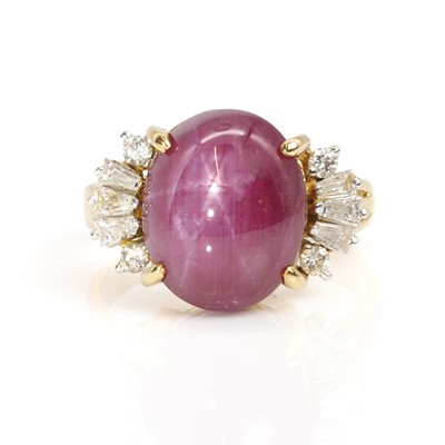 Lot 182 - A star ruby and diamond ring