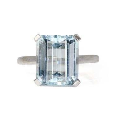 Lot 127 - A 9ct white gold single stone aquamarine ring