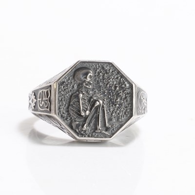 Lot 272 - A silver memento mori signet ring