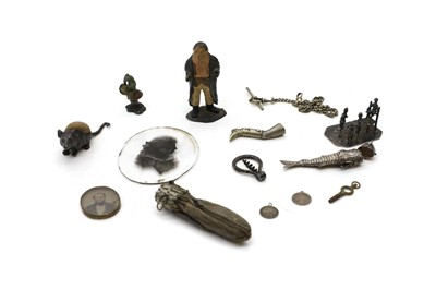 Lot 211 - A collection of Victorian collectables