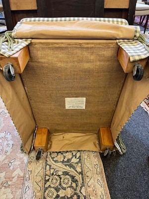 Lot 420 - A pair of side chairs by Kingcome