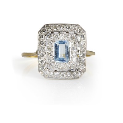 Lot 129 - An aquamarine and diamond cluster ring