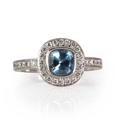 Lot 142 - An 18ct white gold aquamarine ring