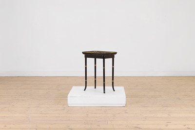 Lot 409 - A papier mâché japanned tray top table