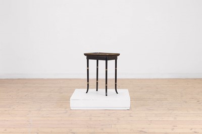 Lot 409 - A papier mâché japanned tray top table