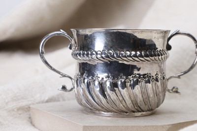 Lot 552 - A silver-gilt porringer