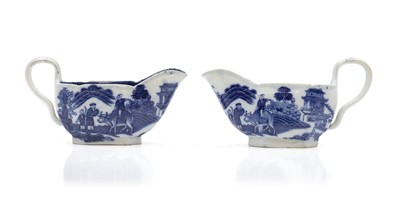 Lot 158 - A pair of pearlware blue and white sauceboats