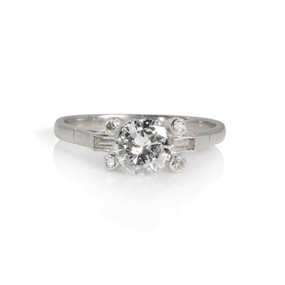 Lot 193 - A single stone diamond ring