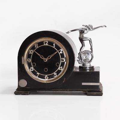 Lot 414 - An Art Deco clock