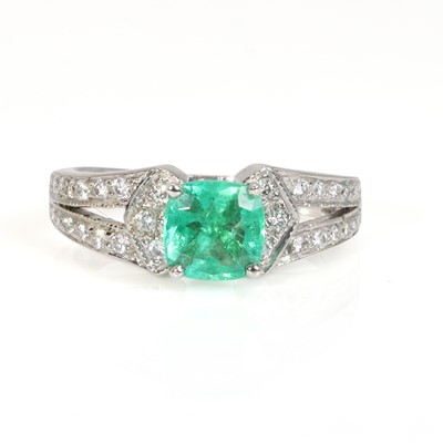 Lot 240 - An emerald and diamond ring