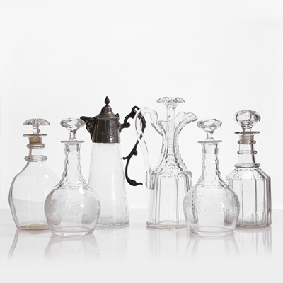 Lot 104 - A collection of glass tableware