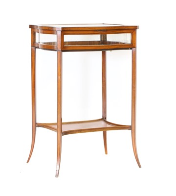 Lot 636 - An Edwardian satinwood bijouterie table