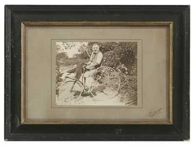 Lot 433 - A collection of prints and photographs