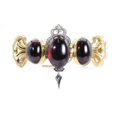 Lot 8 - A Victorian carbuncle garnet and diamond bracelet