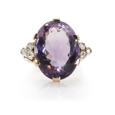 Lot 37 - An amethyst and diamond ring