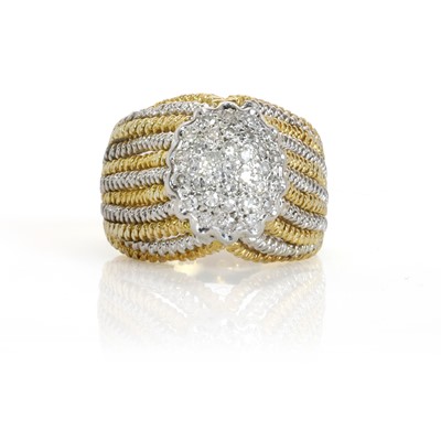 Lot 106 - An 18c two-colour gold diamond cluster ring