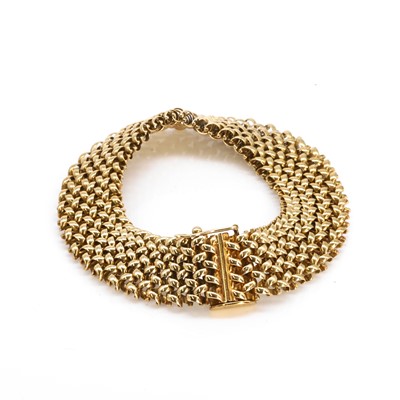 Lot 215 - A 9ct gold mesh link bracelet