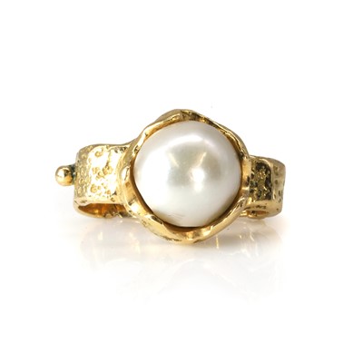 Lot 176 - An 18ct gold cultured pearl shortener clip