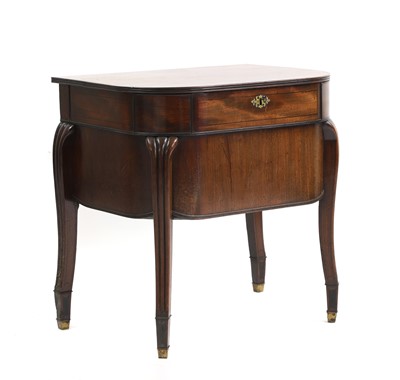 Lot 599 - A mahogany cellarette