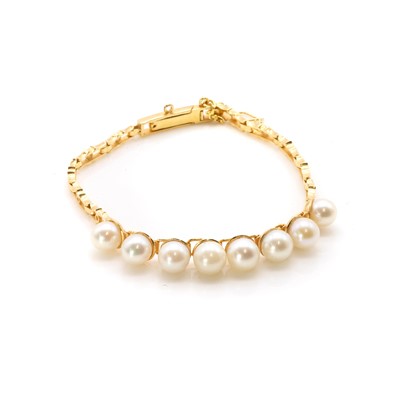 Lot 178 - A cultured pearl link bracelet