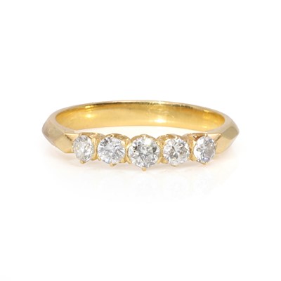 Lot 139 - A five stone diamond ring