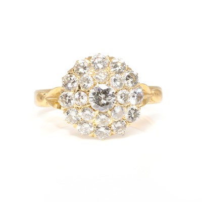 Lot 181 - A diamond cluster ring