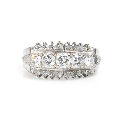 Lot 151 - A diamond dress ring