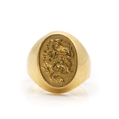 Lot 300 - An oval form dragon signet ring