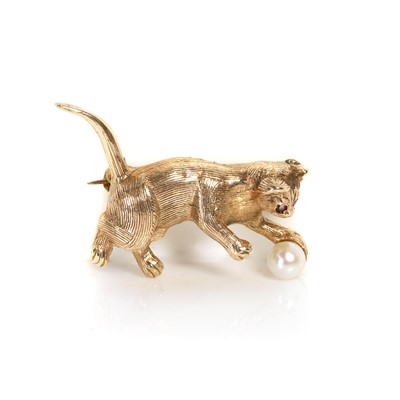 Lot 177 - A 9ct gold cultured pearl and garnet cat brooch