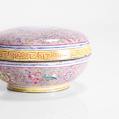 Lot 141 - A Chinese painted enamelled box