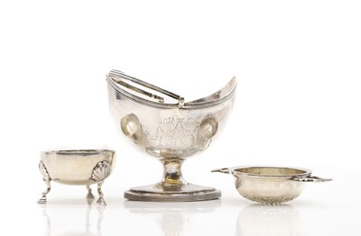 Lot 37 - A George III silver sweetmeat basket