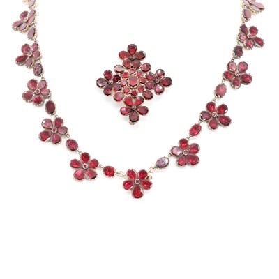 Lot 41 - A flat cut garnet pansy rivière necklace with detachable pendant/brooch