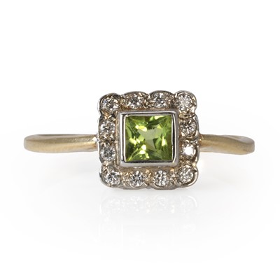 Lot 121 - A peridot and diamond cluster ring