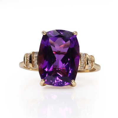 Lot 136 - An amethyst and diamond ring